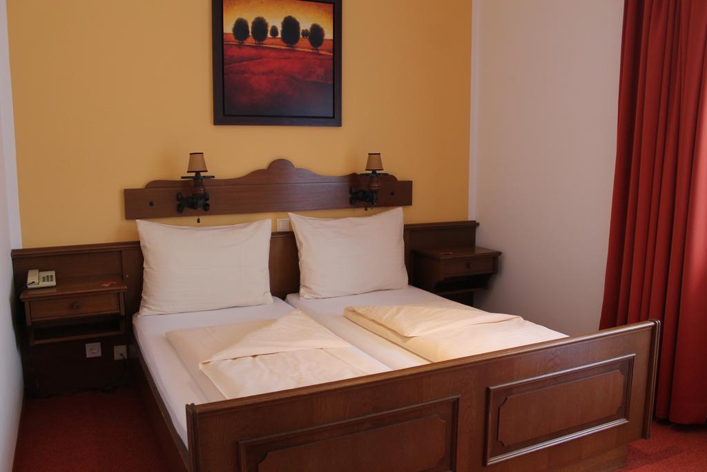 Hotel Restaurant Schwartz Neusiedl am Steinfelde 외부 사진