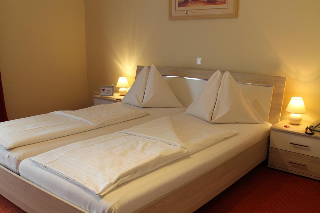 Hotel Restaurant Schwartz Neusiedl am Steinfelde 외부 사진