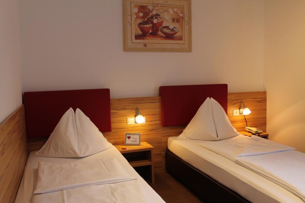 Hotel Restaurant Schwartz Neusiedl am Steinfelde 객실 사진
